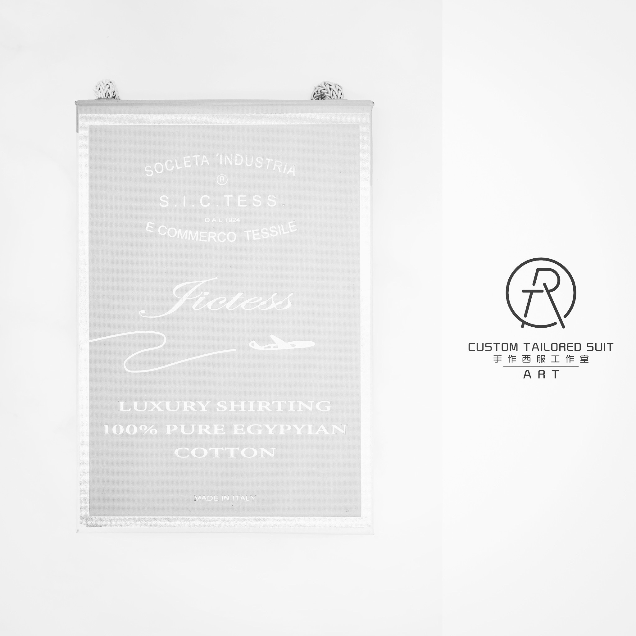 黑白質感的 S.I.C. Tess 認證布標卡，上面印有 100% Pure Egyptian Cotton 與 Made in Italy，右側為 ART手作西服工作室徽標